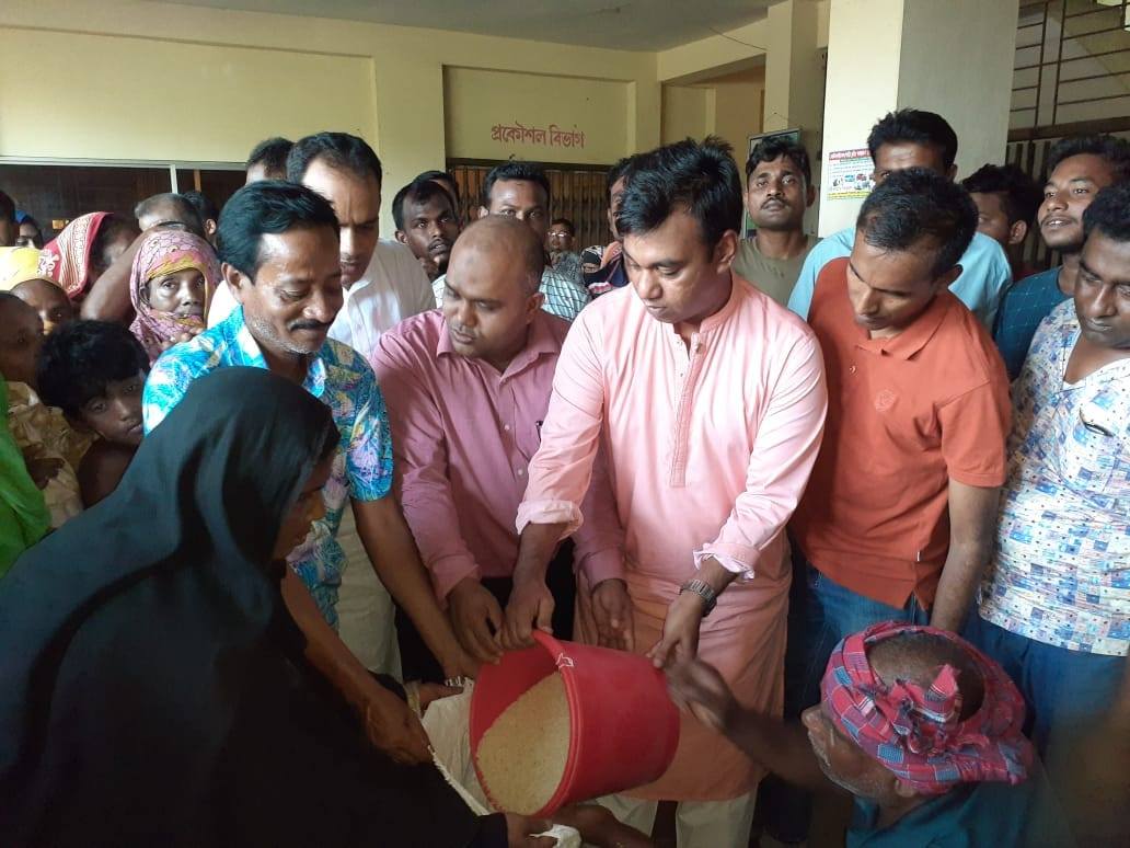 Flood relief distribution in Belkuchi
